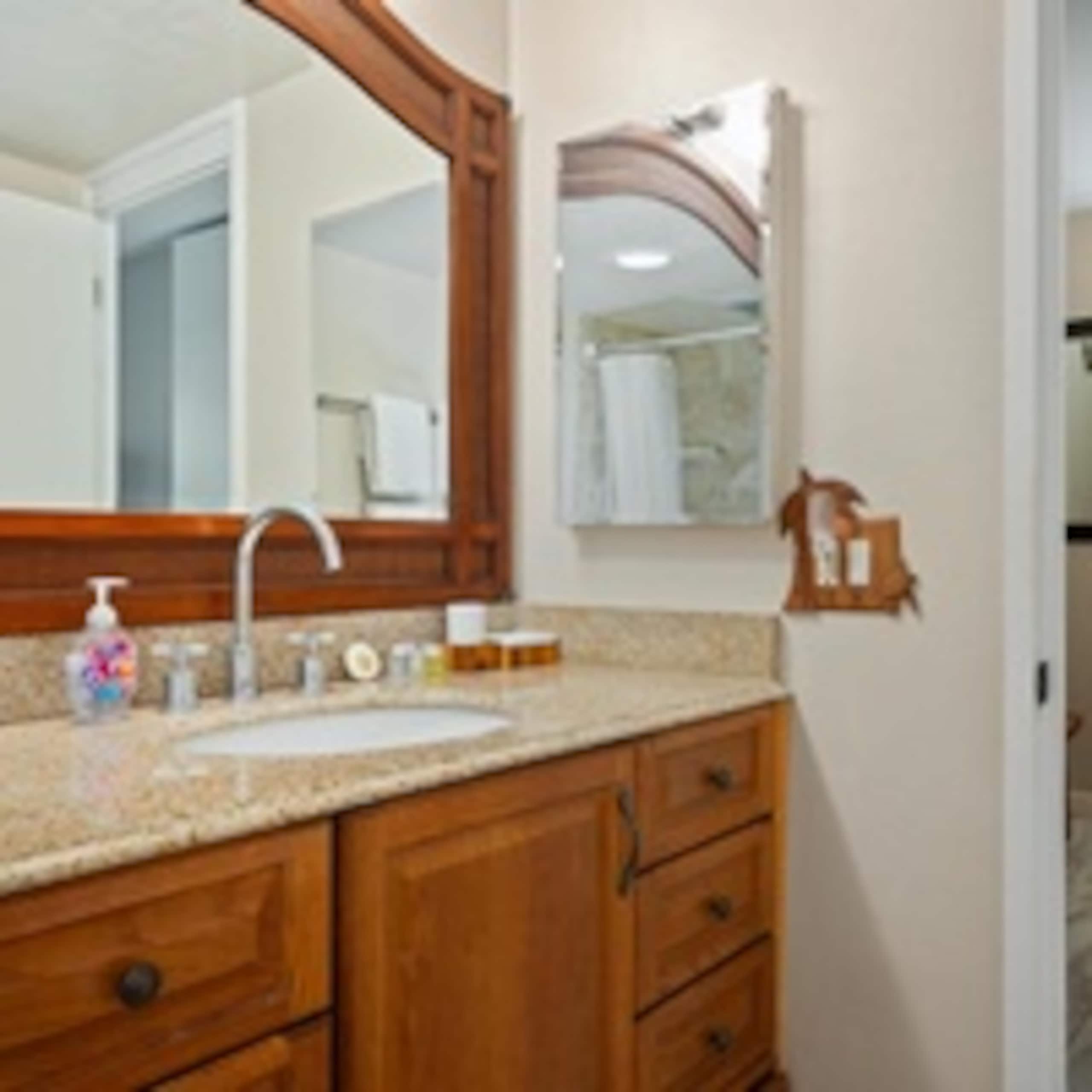 Condo in Kailua-Kona · ★4.5 · 1 bedroom · 2 beds · 1 shared bath - Image 17
