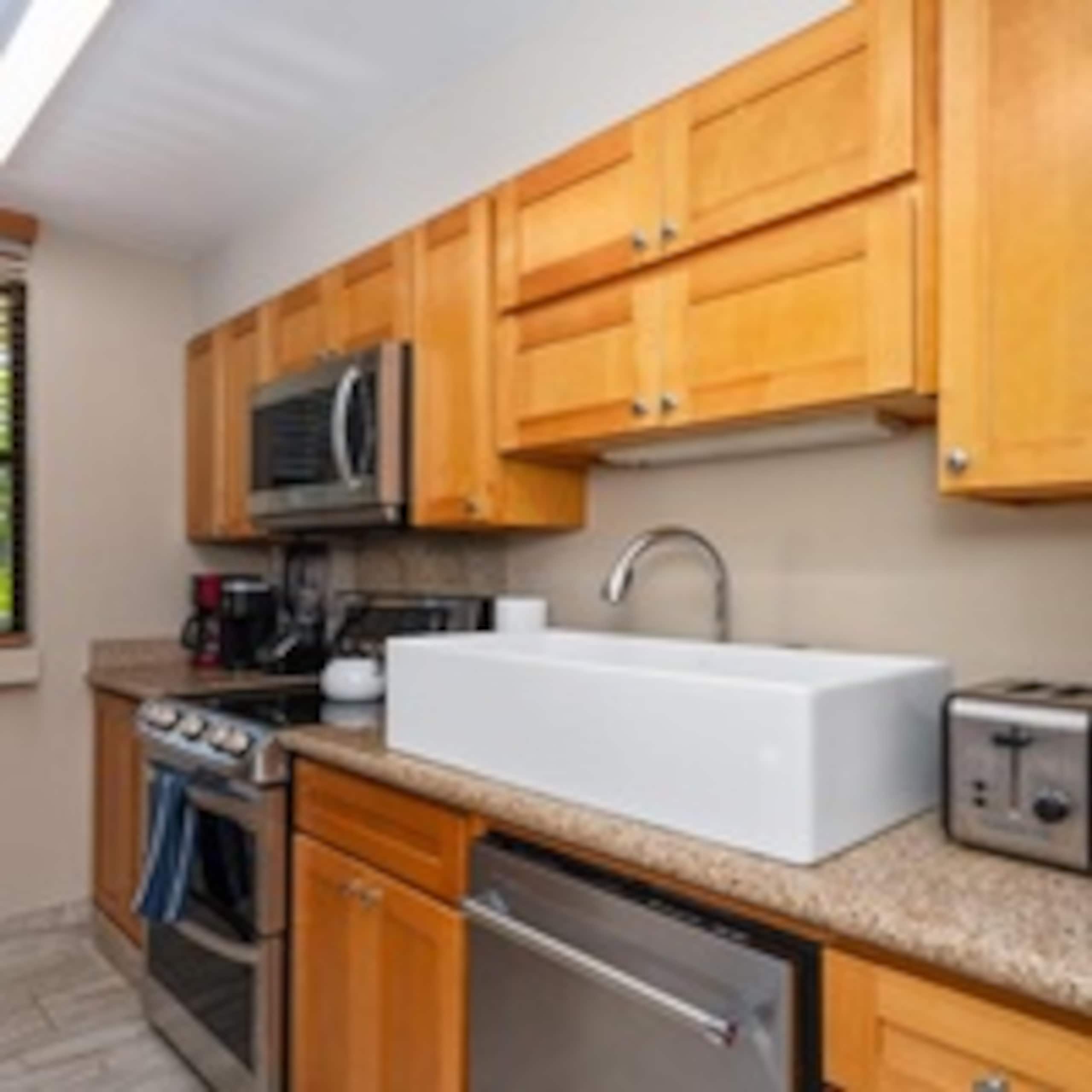 Condo in Kailua-Kona · ★4.5 · 1 bedroom · 2 beds · 1 shared bath - Image 5