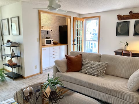 Cozy Treetop Hideaway - near Fair & universities