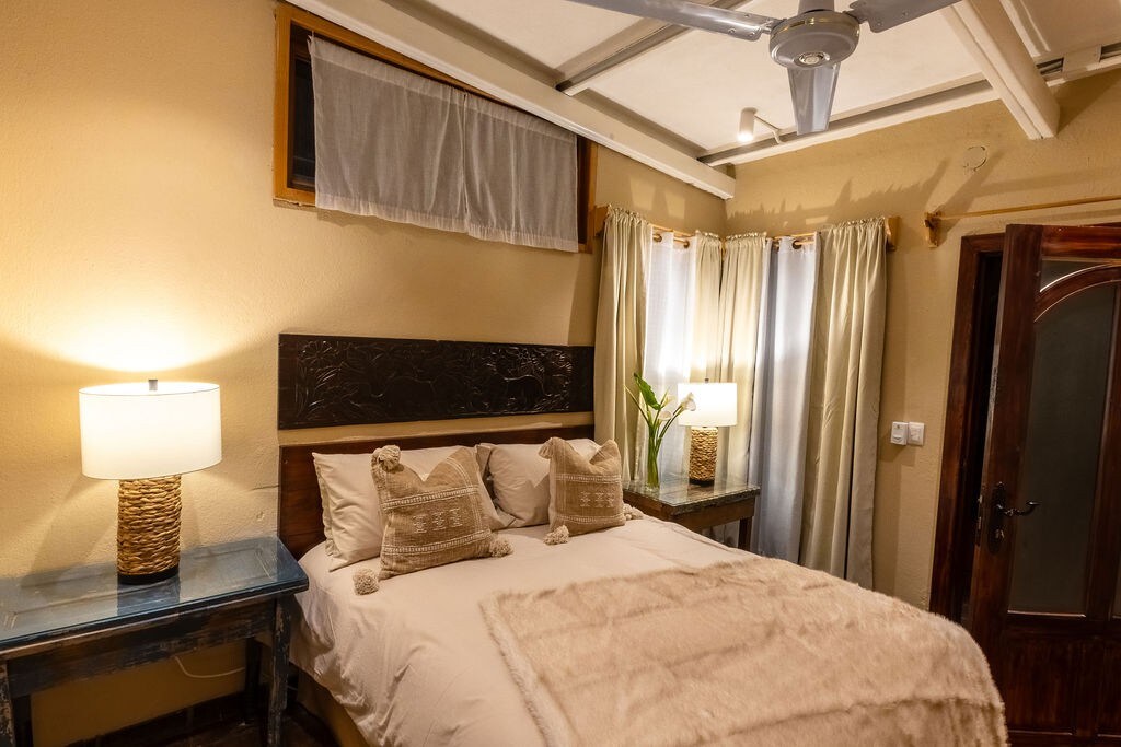 ผ้านวมขนนกบนเตียงควีนไซส์เต็มรูปแบบ 