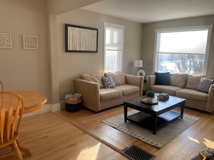 The Urban Cottage Retreat - Lethbridge