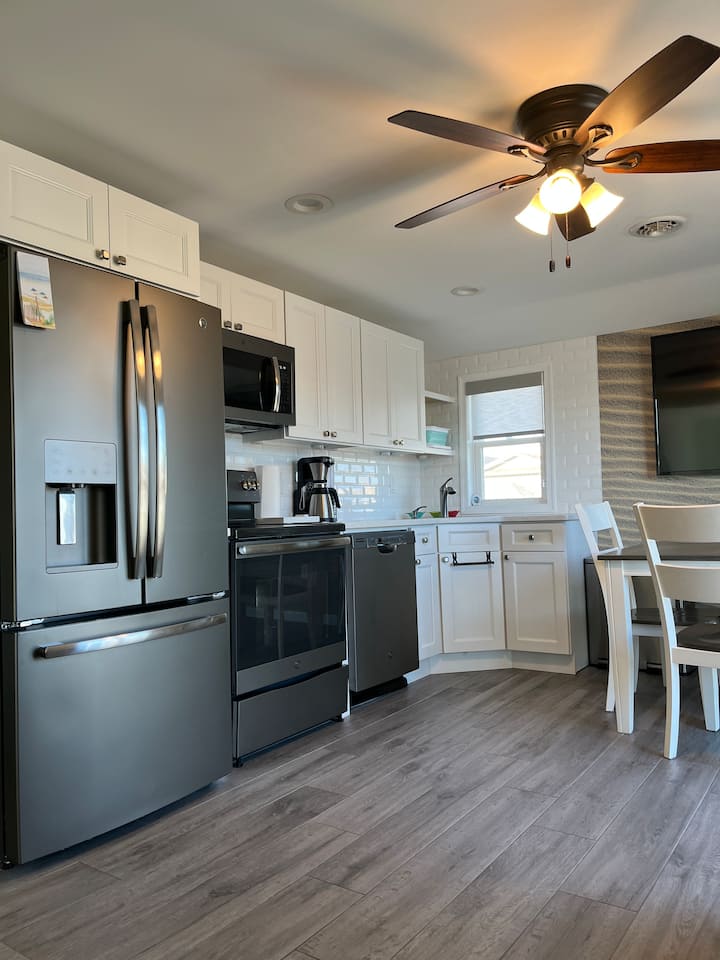 Lbi Getaway 
2br W/ Balcony – Walk To The Beach! - Long Beach Island, NJ