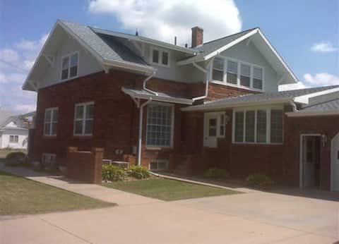 Collosal Craftsman-4 BR, 9 Beds-Sleeps 1 to 14!