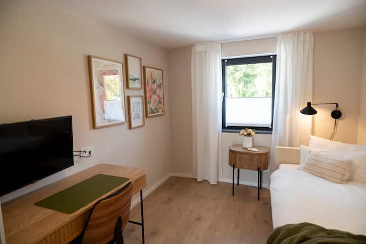 Einzelbett kann zum vollwertigen Doppelbett 180*200 cm ausgezogen werden.