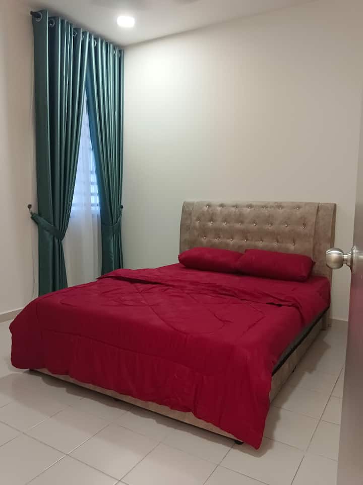 ห้องที่ 2 มีเตียงควีนไซส์+เครื่องปรับอากาศ+พัดลม+ห้องน้ำ