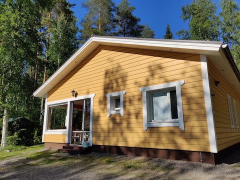 A peacefully located lakeside house