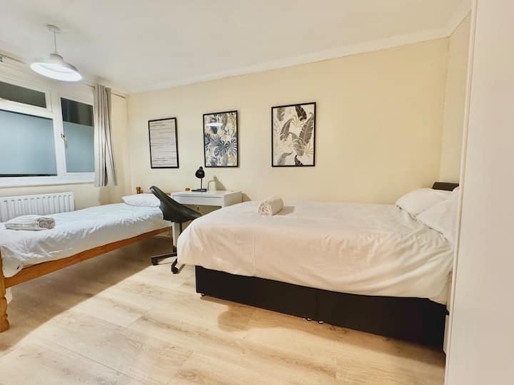 Hartco Accommodation - Walsall - 4 dormitorios, 7 camas separadas, 2 baños, televisores inteligentes en todas las habitaciones, mesa de billar, entrada privada para 2 autos/furgonetas, wifi superrápido. Descuentos para estancias largas.