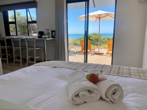 Anura - Luxurious Stay, 100m leap to the Beach!