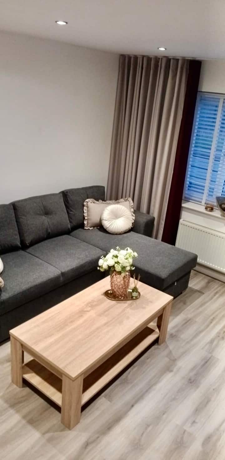 Elysian Escape, Modern 5 Bedroom House - Darlington