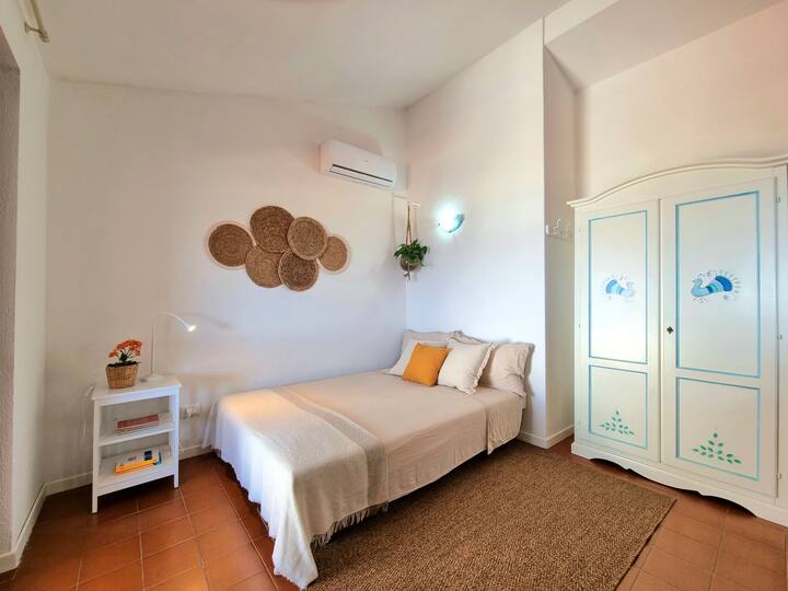 Roh obývacej izby s otvorenou rozkladacou pohovkou, kde môžete pohodlne spať