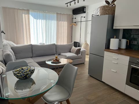 Top performing Airbnb: Luminous Studio Apartment in Δήμος Γλυφάδας