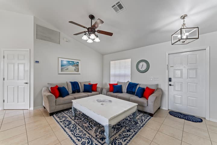 Cozy Waterfront Retreat Sleeps 6 - Cape Coral, FL