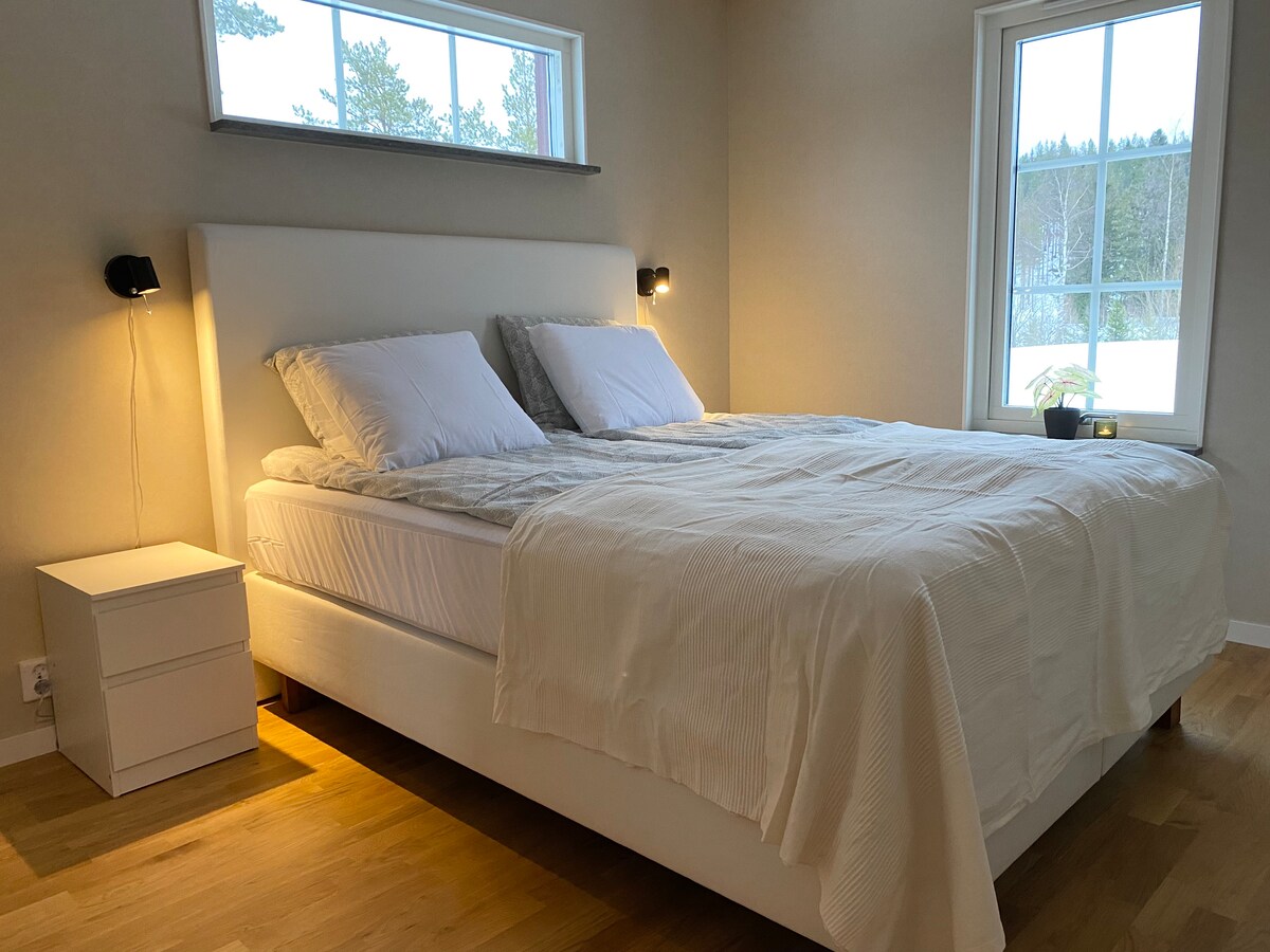 Dormitorio con cama doble tamaño queen 