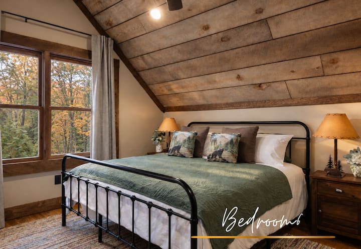 Dormitorio 6: este espacioso loft king en suite (entrada independiente) ofrece un refugio tranquilo con detalles de madera natural y comodidad de lujo.