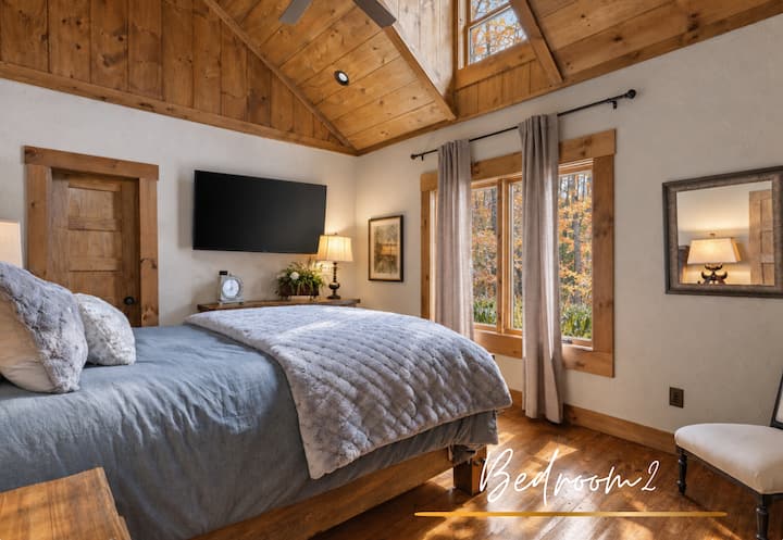 Dormitorio 2: este acogedor dormitorio queen ofrece sábanas suaves, luz natural y vistas tranquilas, lo que lo convierte en el lugar perfecto para recargar energías después de un día de aventura.