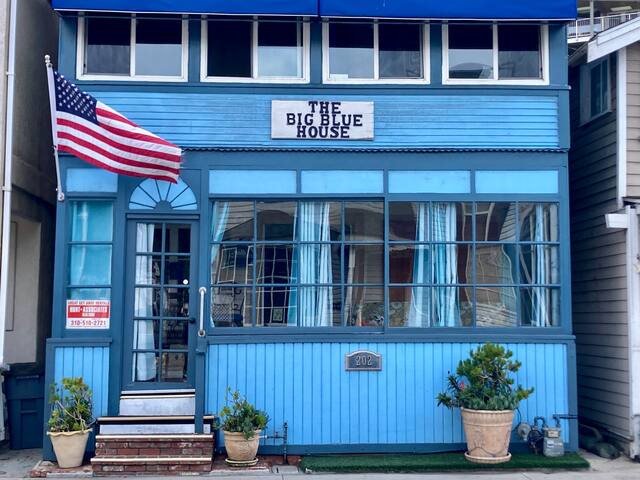 Big Blue House- Steps from the Beach