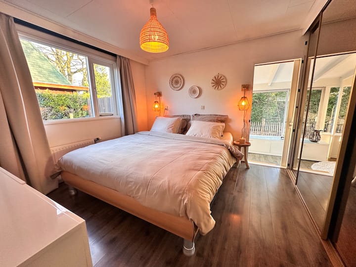 卧室1 – 房间宽敞舒适，配备超长双人床（2.10米x 1.80米）、柔和的照明、遮光窗帘、固定滑动墙壁衣柜和直通温室。 非常适合您能安心入住。