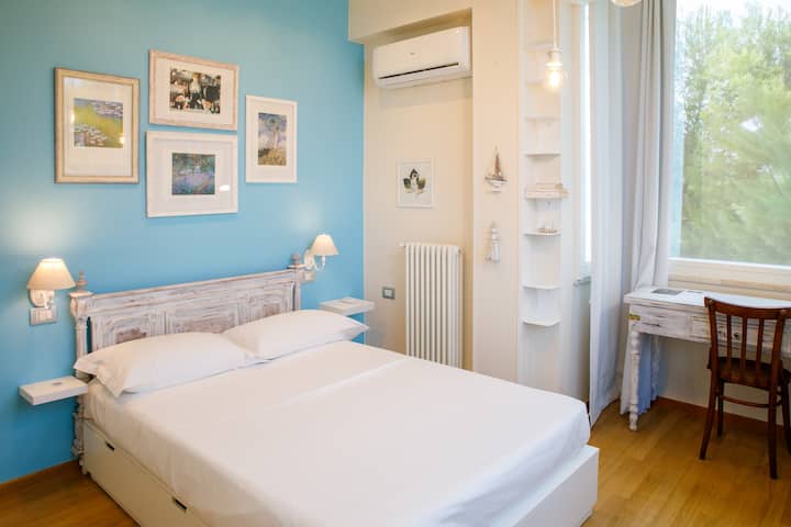 Splendida e luminosa prima camera da letto con affaccio sul verde circostante.