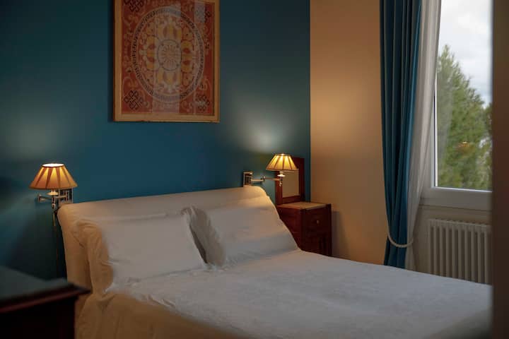 Splendida e luminosa terza camera da letto con affaccio sul verde circostante.