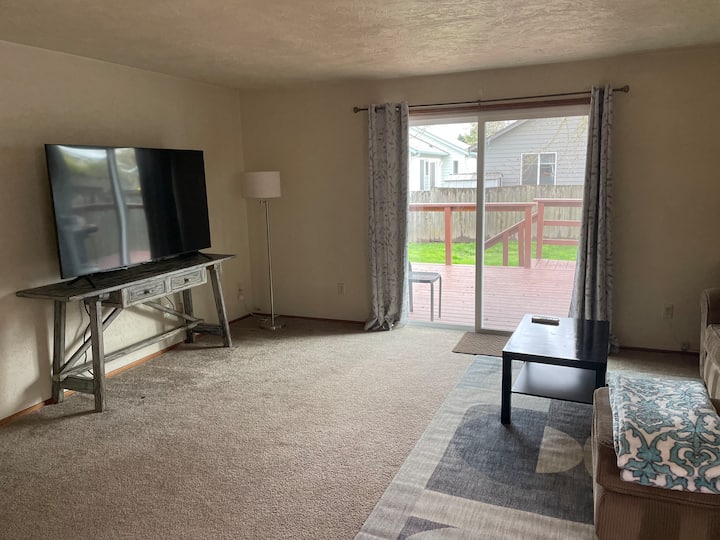 Simple & Convenient With Full Garage, Deck & Yard - Corvallis, OR