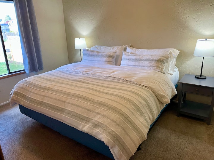 Голямо двойно легло в северната част на къщата. 