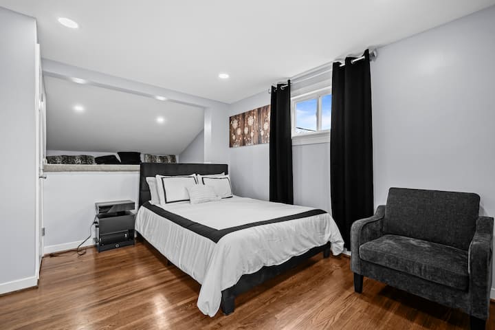 საწოლი 150‑179 სმ ზომის ლოგინით და დამატებითი სათამაშო სივრცე ბავშვებისთვის