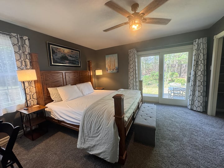 Glavna spavaća soba s bračnim krevetom, TV-om i pristupom terasi