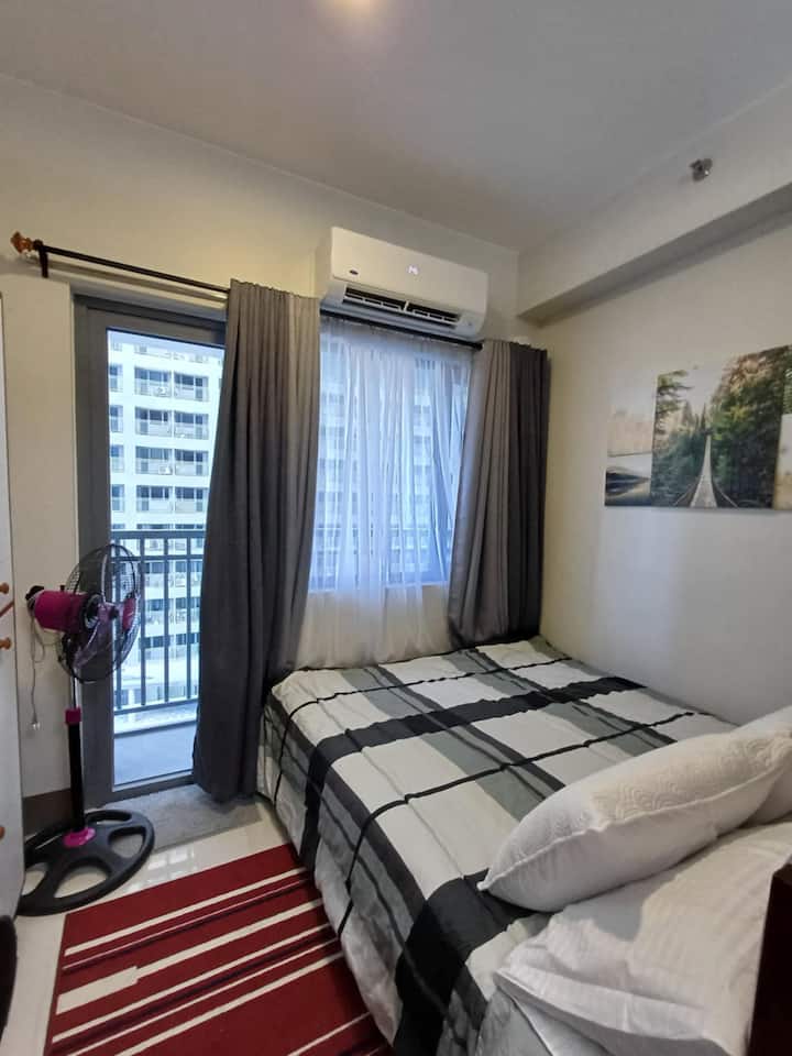 Спална соба со брачен кревет. 