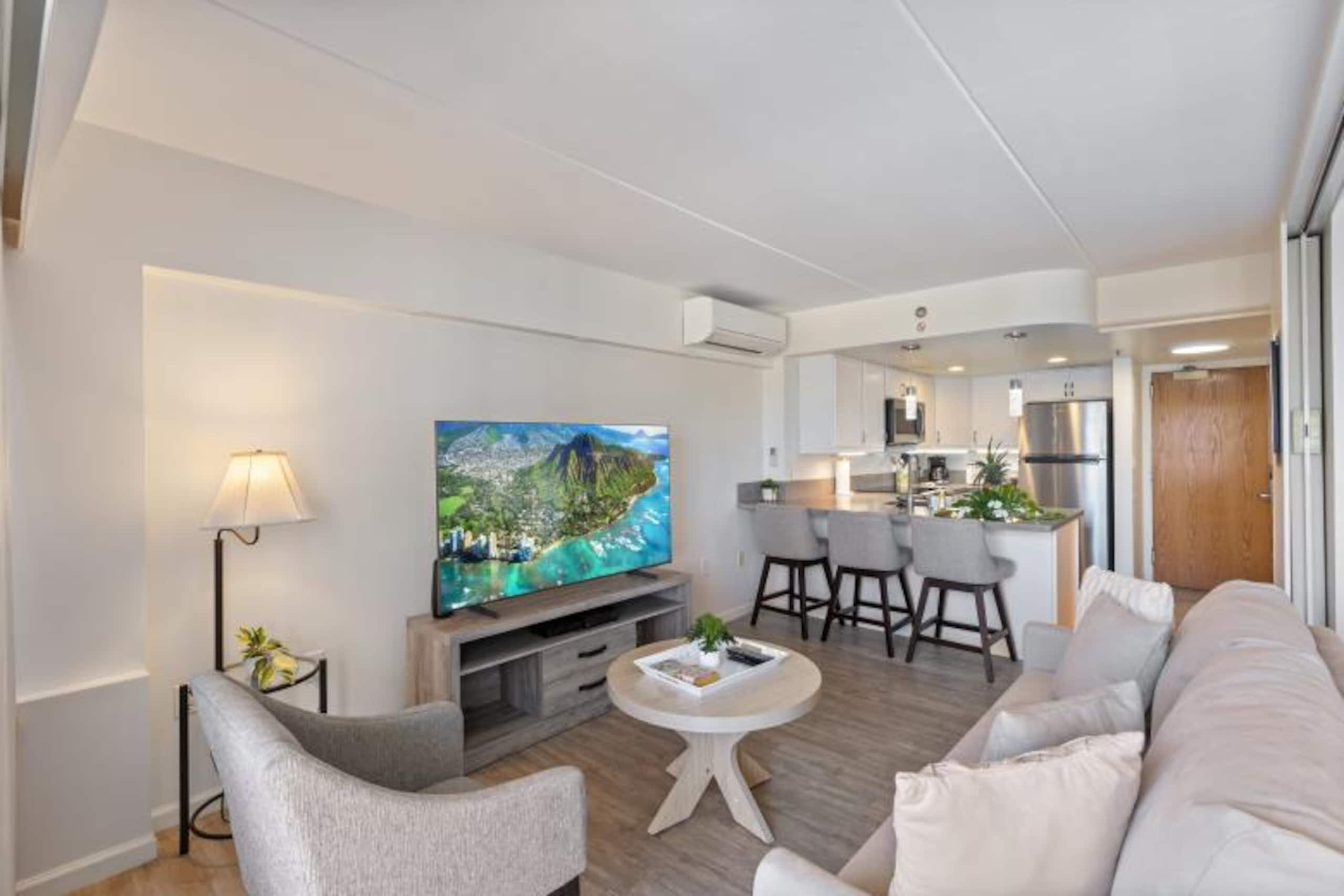 Condo in Honolulu · ★4.82 · 1 bedroom · 3 beds · 1 bath - Image 3