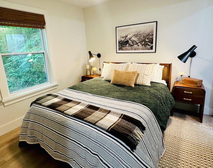 E thjeshtë, e butë dhe me stil të mirëmenduar. Shtrojat e krevatit për pjesën tjetër që ke dëshiruar.