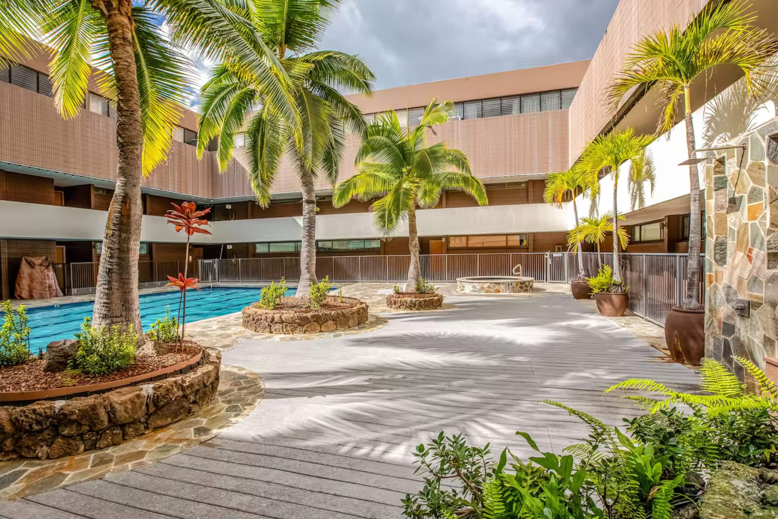 Honolulu Mountain View Condo w/ Free Parking - Image 37