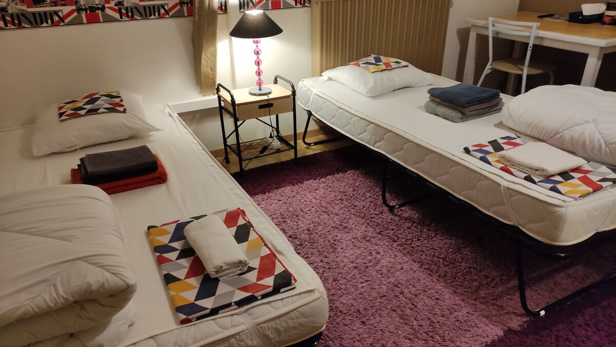 配备空调和暖气、床单、床上用品、毛巾、沐浴露：
小厨房 + 餐桌 + 椅子 
扶手椅+电视 
非常好的光纤无线网络+书桌
1张床140 x 190 + 2张床90 x 190儿童/青少年
步道+梳妆台
独立浴室和卫生间