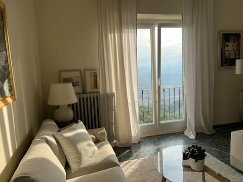 Proprietà Airbnb di successo: Panoramic terrace with hot tub a Chianni