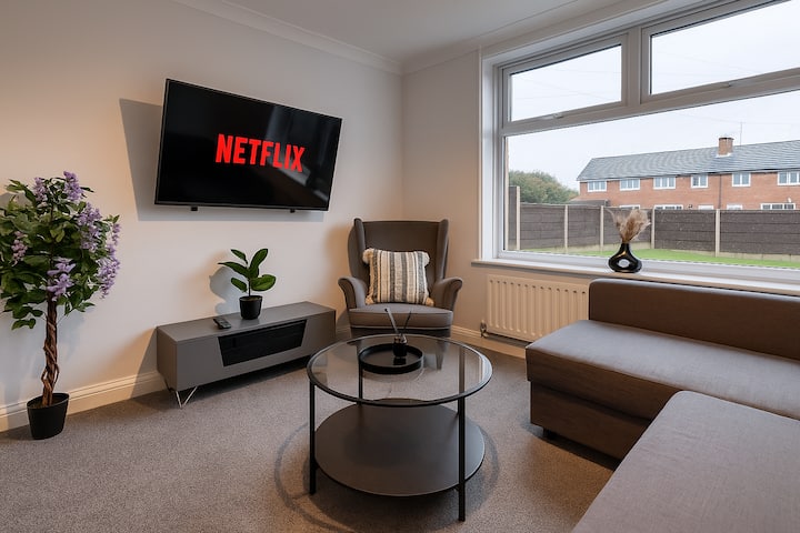 Მისაღებ ოთახში არის კომფორტული დივანი, რომელიც იდეალურია ხანგრძლივი დღის შემდეგ დასასვენებლად. Ის, ასევე, მოიცავს ტელევიზორს, რომელიც გთავაზობთ გართობას მყუდრო და სასიამოვნო გარემოსთვის.