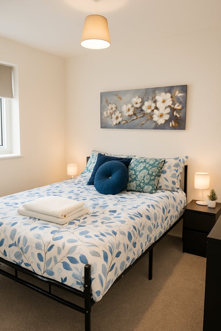 Ნომერში არის კომფორტული ორადგილიანი საწოლი ახალი თეთრეულითა და პირსახოცებით, რაც უზრუნველყოფს მშვიდ ძილს. Ის მყუდრო და მიმზიდველ საცხოვრებელს გთავაზობთ დასვენებისა და დასვენებისთვის.