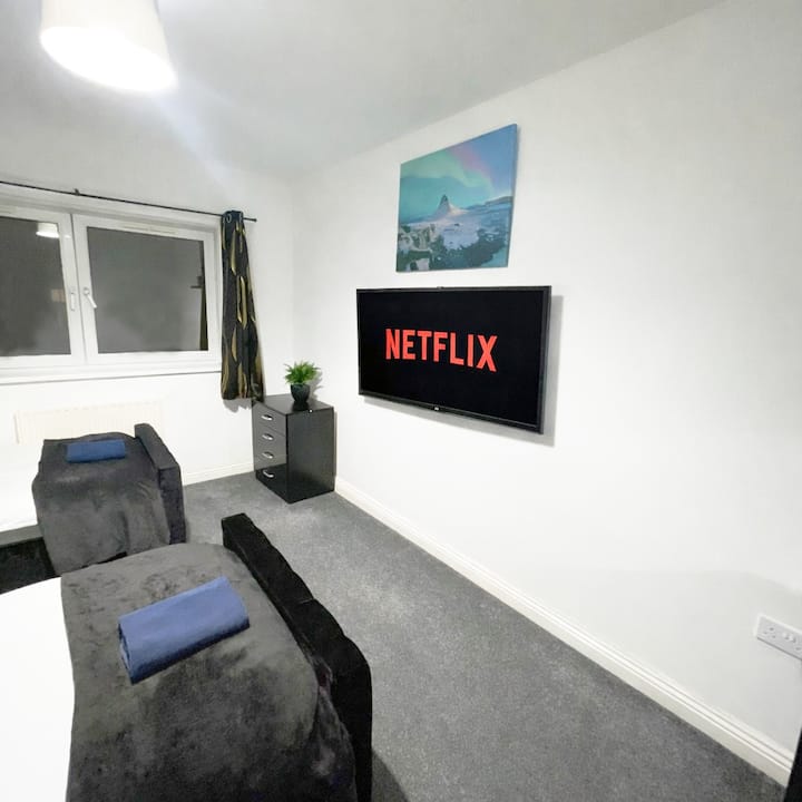 De slaapkamer is voorzien van 2 eenpersoonsbedden, elk met schoon beddengoed en handdoeken. 