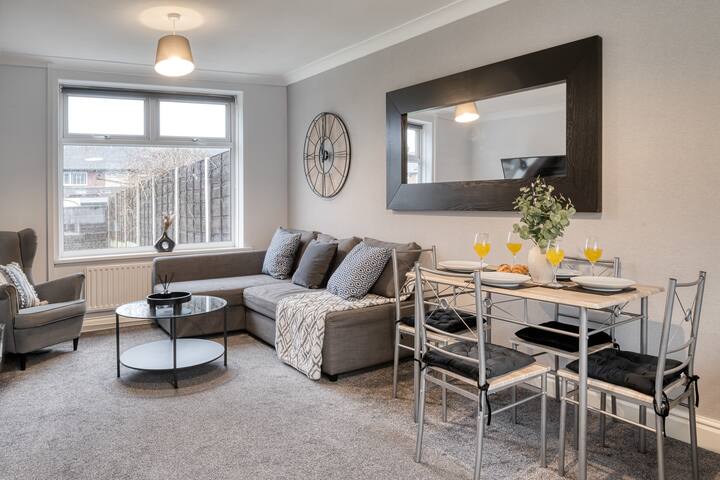 3BR Pet-Friendly Stay Sleeps 7 Parking+Pool Table gallery image 5