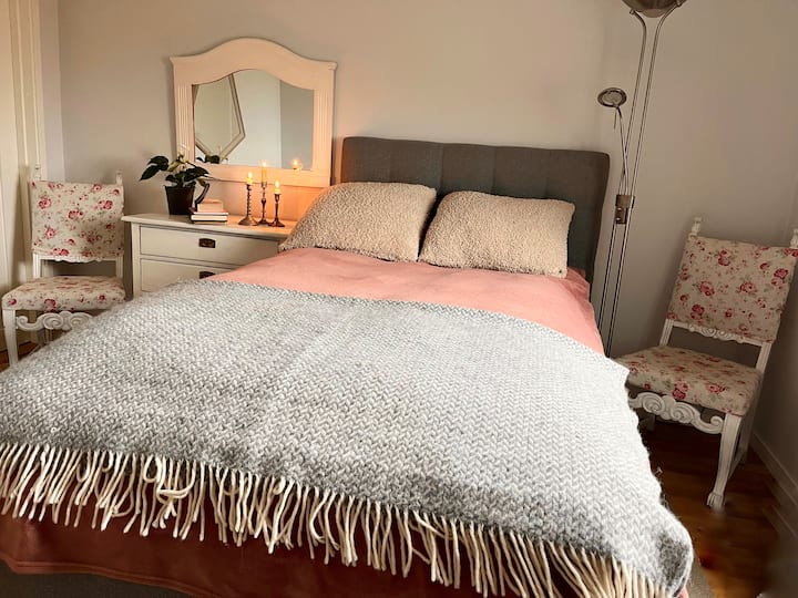 Spavaća soba s krevetom od 120 cm i prostorom za dodatni krevet na rasklapanje.