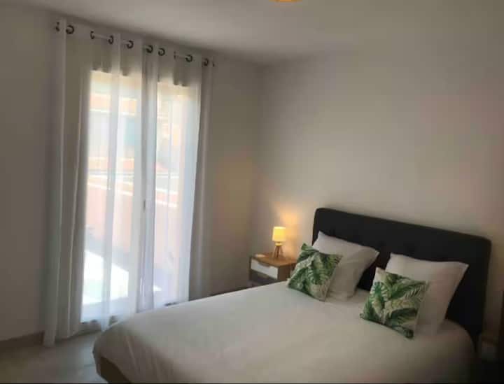 בקומה הראשונה, חדר שינה זוגי (140 מיטות) עם ארון בגדים, נפתח למרפסת שטופת שמש בבוקר, מוצל אחר הצהריים.
החדר הזה קריר ואין בו מיזוג אוויר.