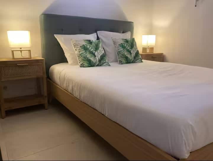 למעלה, חדר זוגי ממוזג (140 מיטות) עם חדר הלבשה; מצעים נוחים; המיטות מוצעות עם הגעתכם.