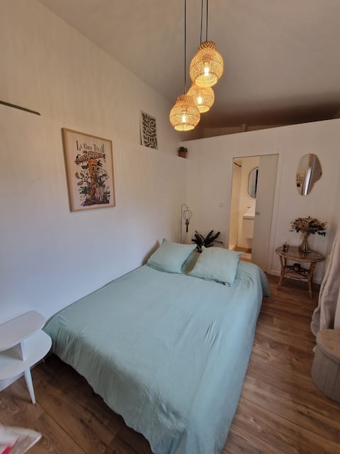 Popular Airbnb listing: private room with shower room and toilet in Rezé