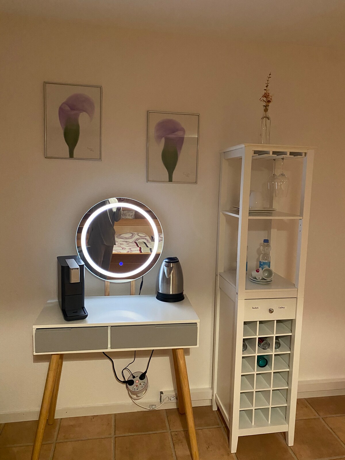 Coin café, dans les tiroirs de la table, vous trouverez du café et du thé.