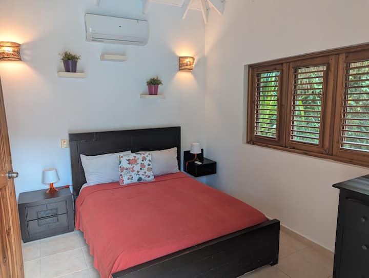  
Kitanda 1 cha malkia kwenye ngazi za chini 
Kitanda aina ya 1 King juu ya ghorofa