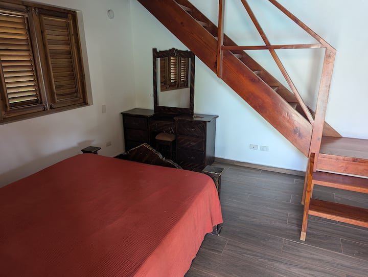 kitanda cha malkia katika nyumba isiyo na ghorofa #3
na hewa na bano kamili