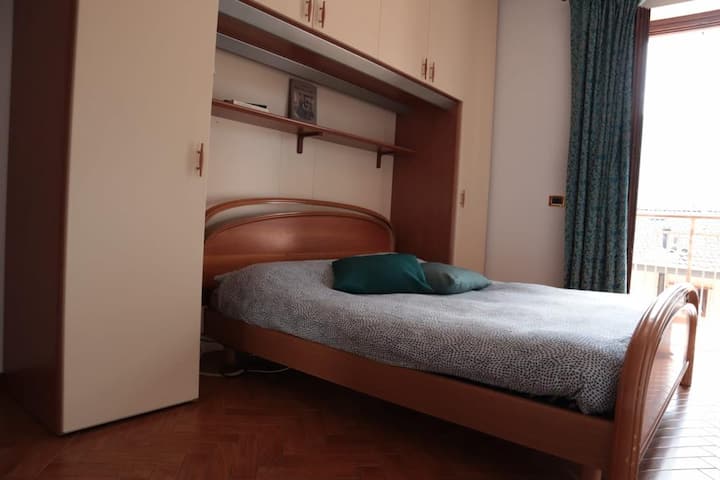 Soba S, s pristupom privatnom balkonu.