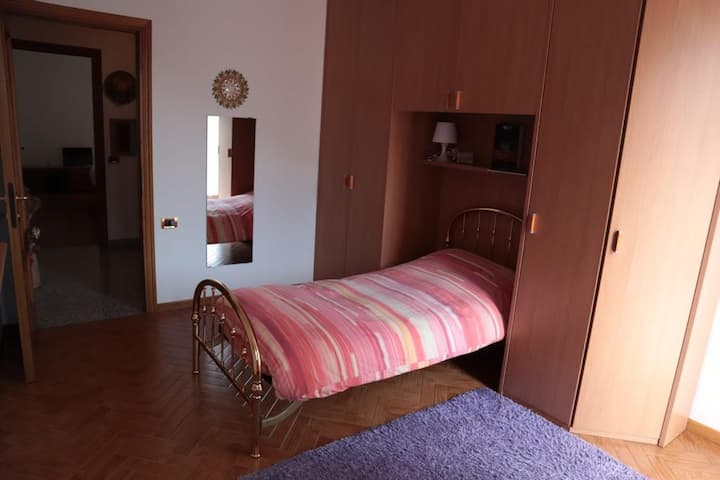 Soba P s velikim ormarom i zidnim ogledalom.