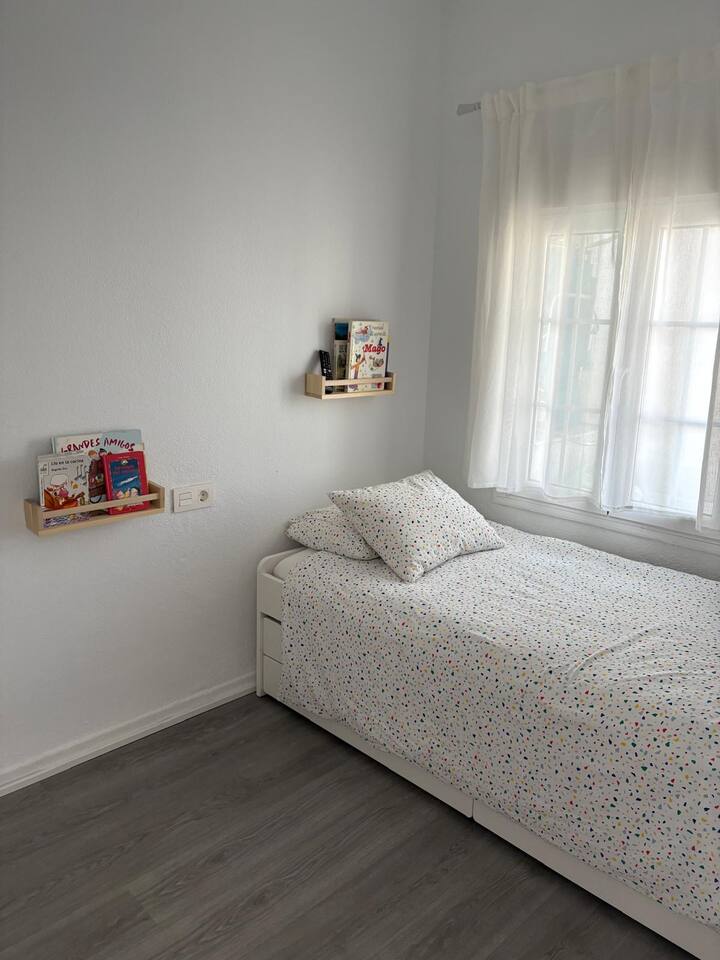 يحتوي على سرير عش يتكون من سريرين صغيرين. السرير الإضافي لا يرتفع. 