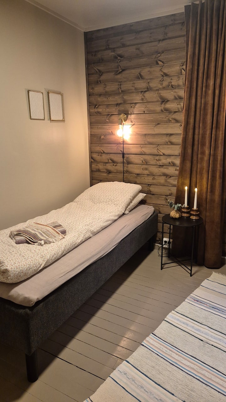 เตียงที่นี่มีขนาด 90x200 ซม. 
พื้นไม้เก่าที่มีเสน่ห์ทำให้ห้องดูอบอุ่นและเป็นกันเอง 
