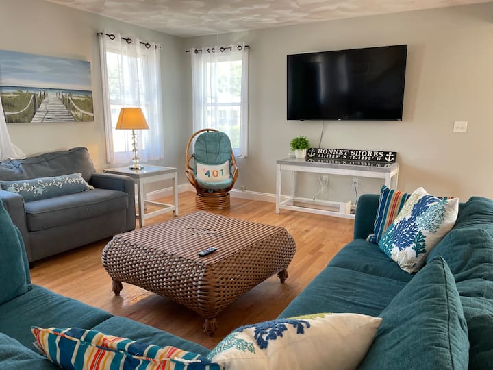 Family Getaway! 2 King Suites, A/c, Walk To Beach - Narragansett, RI