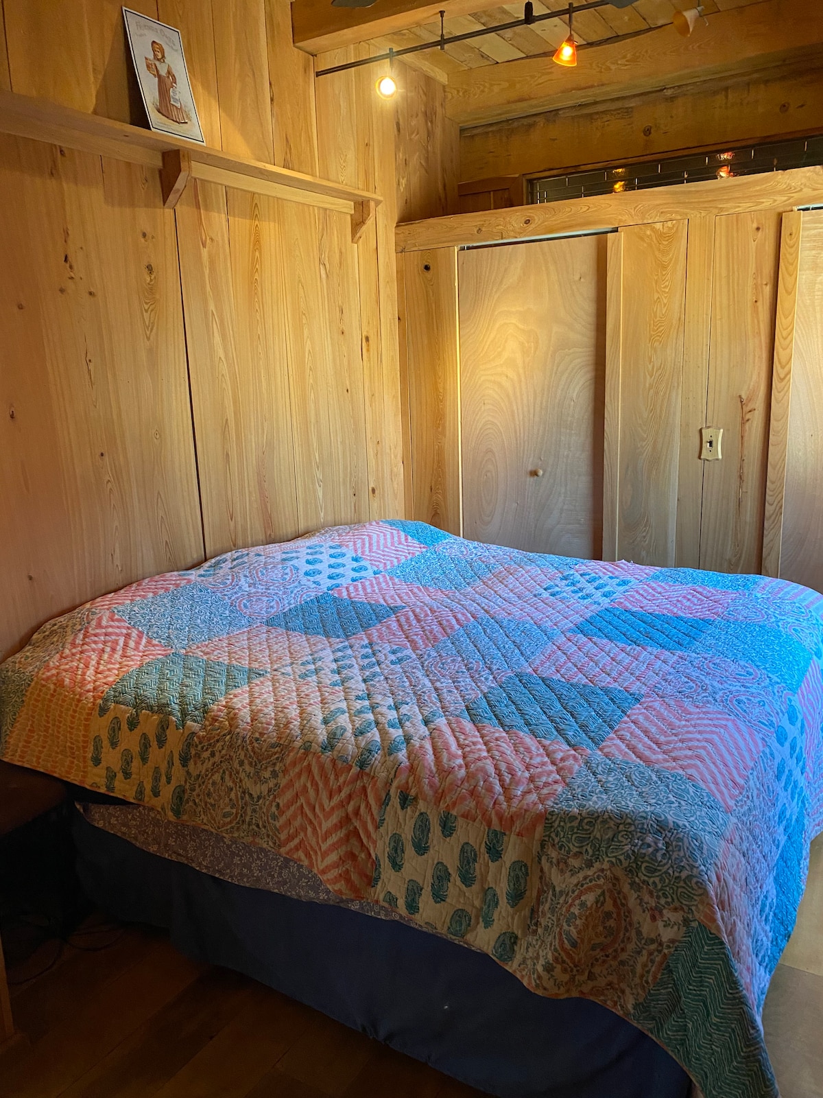 Hlavná spálňa na hlavnom prvom poschodí. 